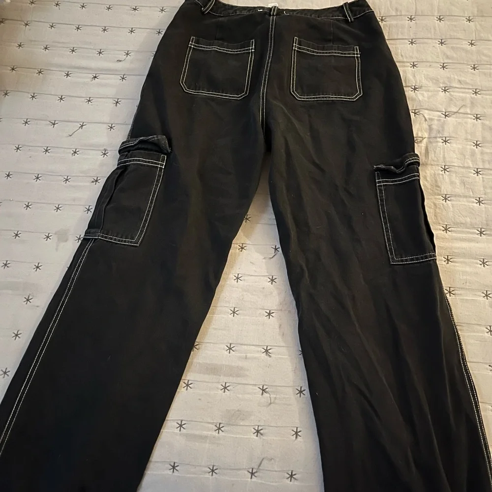 you love cargo pants? get a hold of these black cargos with white stitching. - Picture 2 of 2